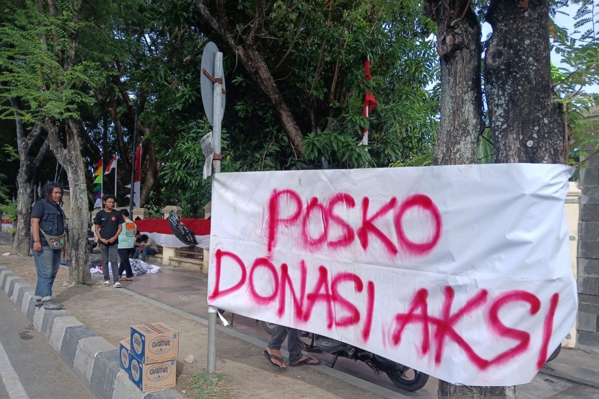 Mahasiswa Aceh galang donasi untuk berunjuk rasa di depan gedung DPRA