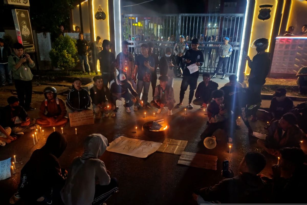 Kapolresta Kupang Kota temui pengunjuk rasa di gerbang Polda NTT