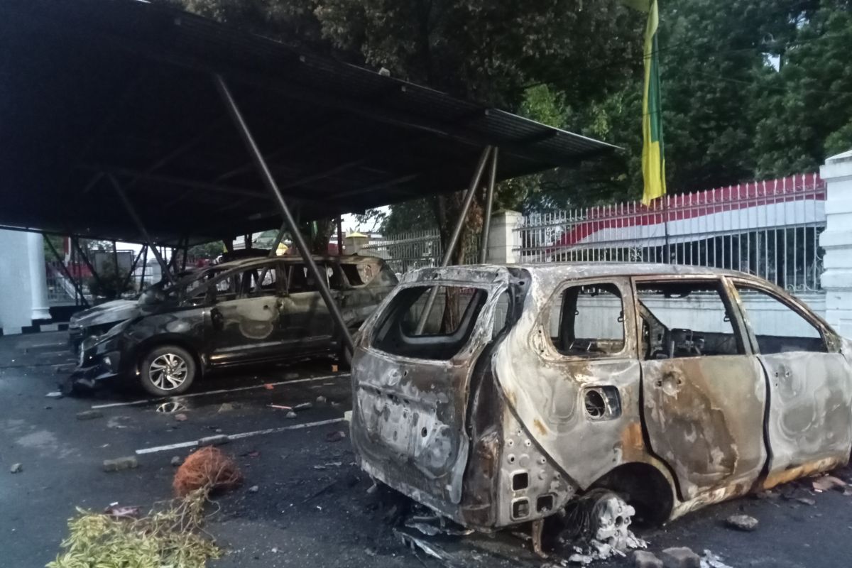 Mobil operasional jurnalis di Jambi ikut dibakar massa