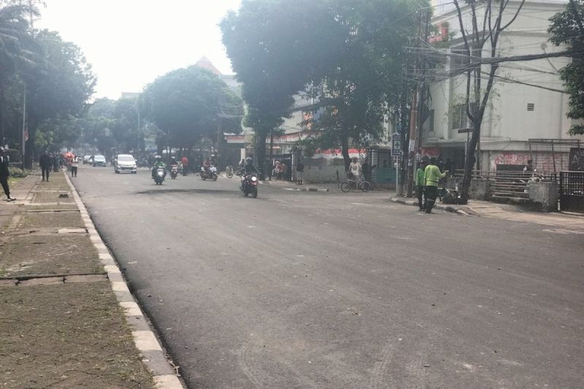 Jalan depan Mako Brimob Kwitang sudah bisa dilewati kendaraan sipil