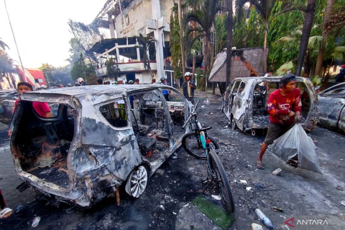 Warga jarah barang kantor DPRD Kota Makassar setelah dibakar