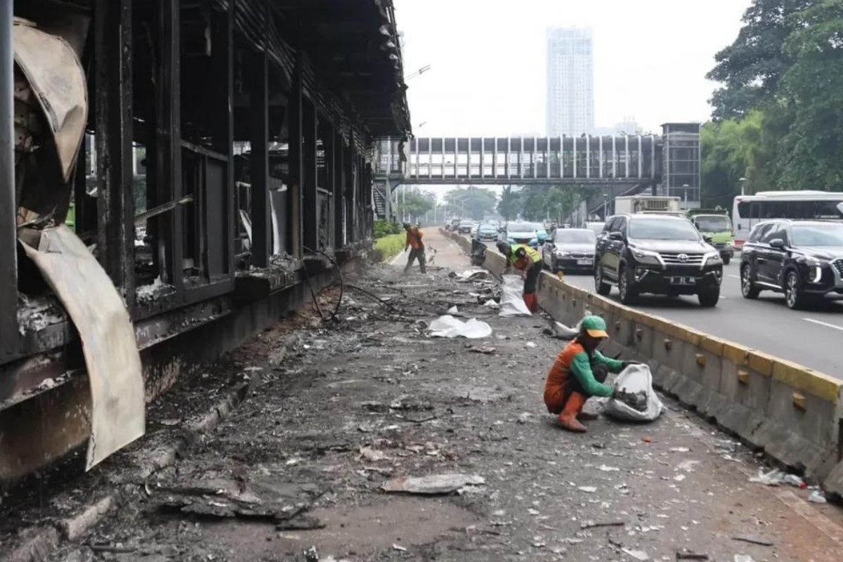 Jakarta deploys 1,150 sanitation workers to clean city after protests