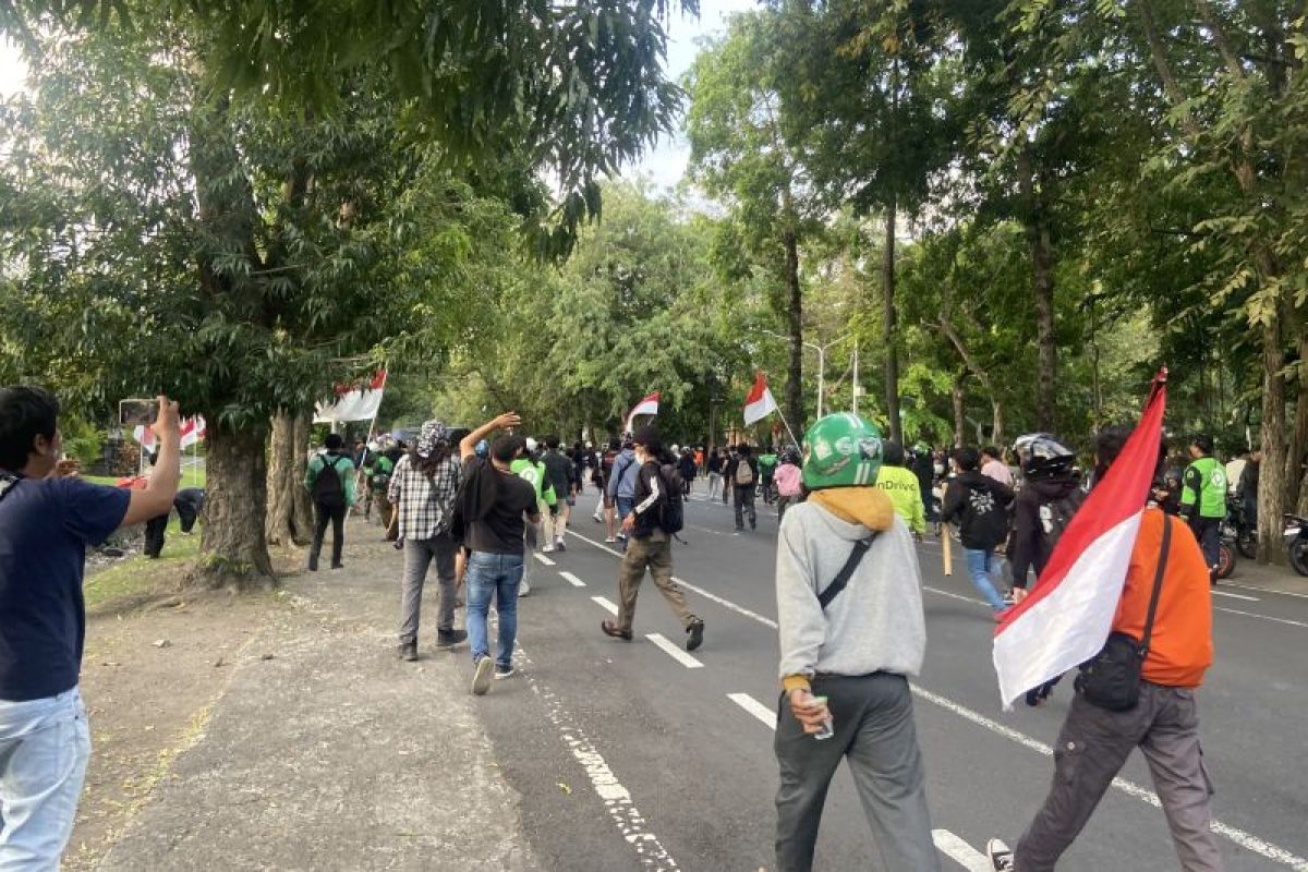 Satpol PP dan TNI jaga di DPRD Bali buntut massa aksi pindah lokasi