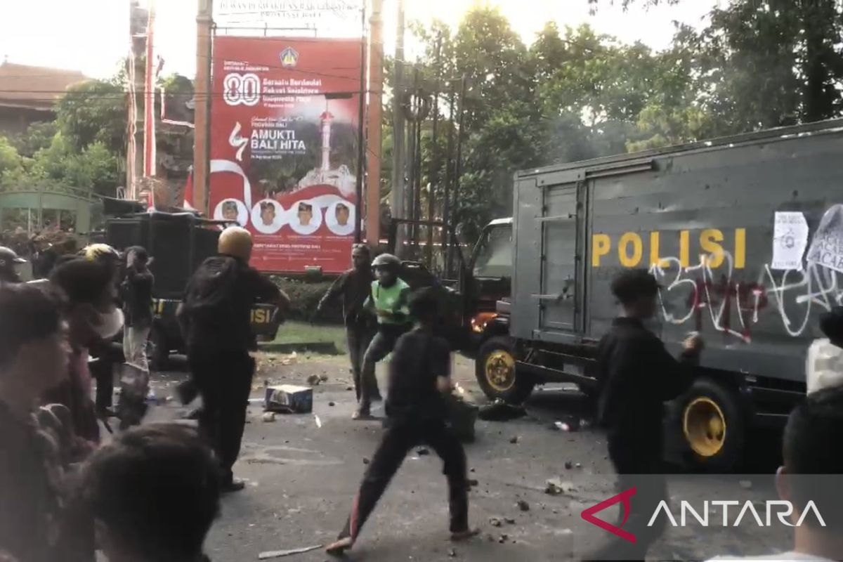 Polisi Denpasar dilarikan ke rumah sakit setelah mobil diserang massa