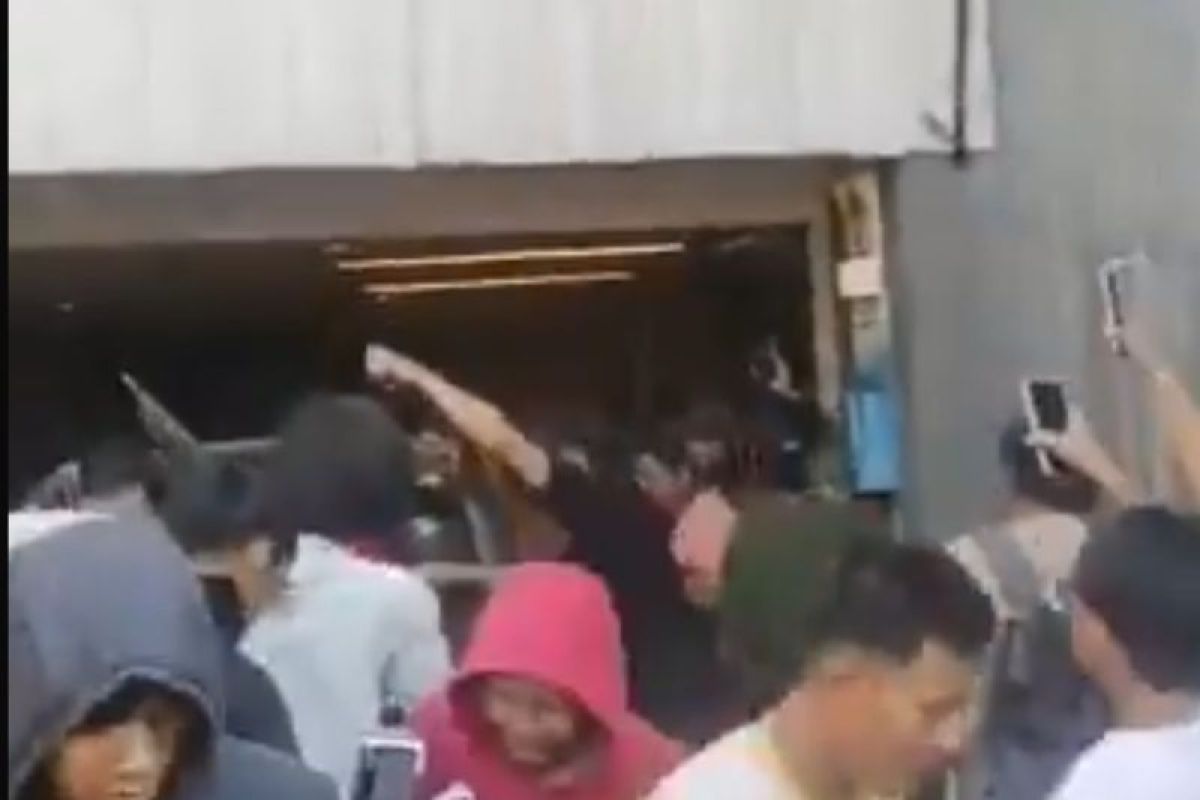 Massa geruduk rumah Ahmad Sahroni di Tanjung Priok