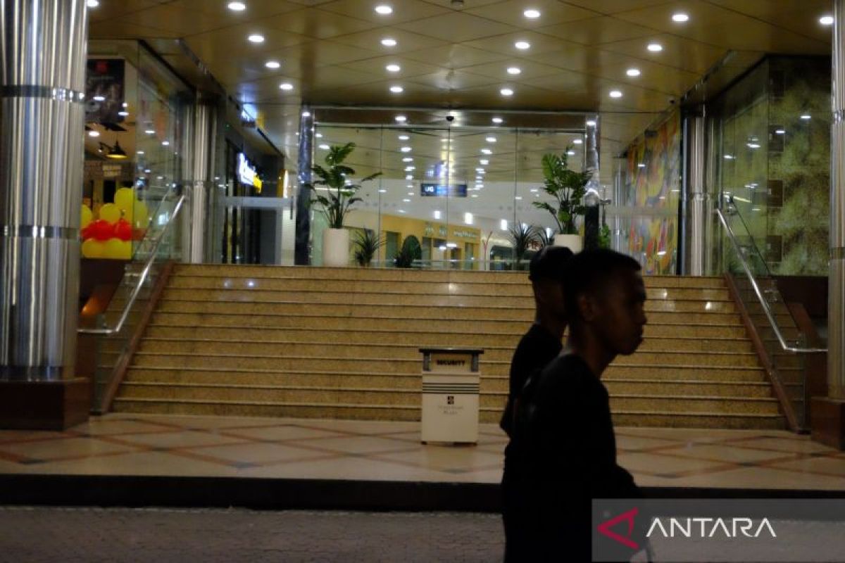 Tunjungan Plaza mulai ditinggalkan pengunjung usai buka pada Sabtu sore