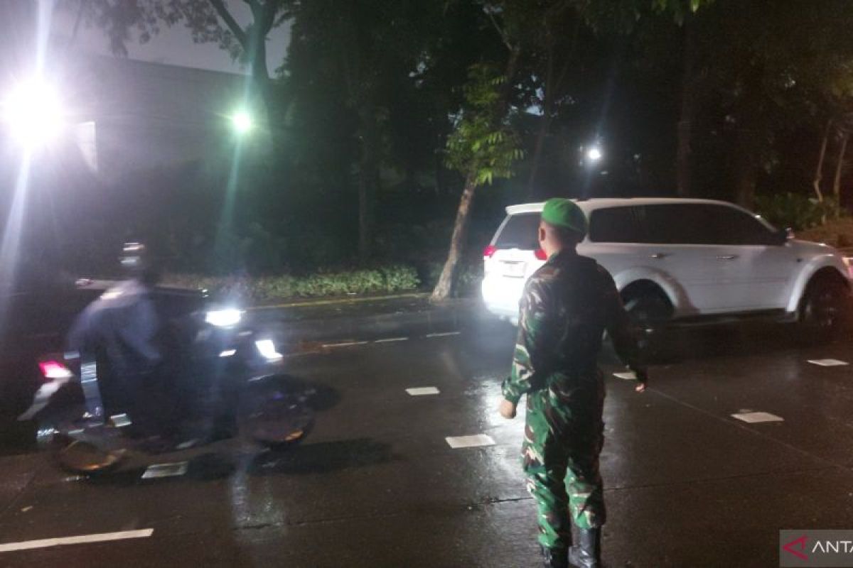 Akses menuju gedung parlemen masih ditutup meski massa sudah dibubarkan