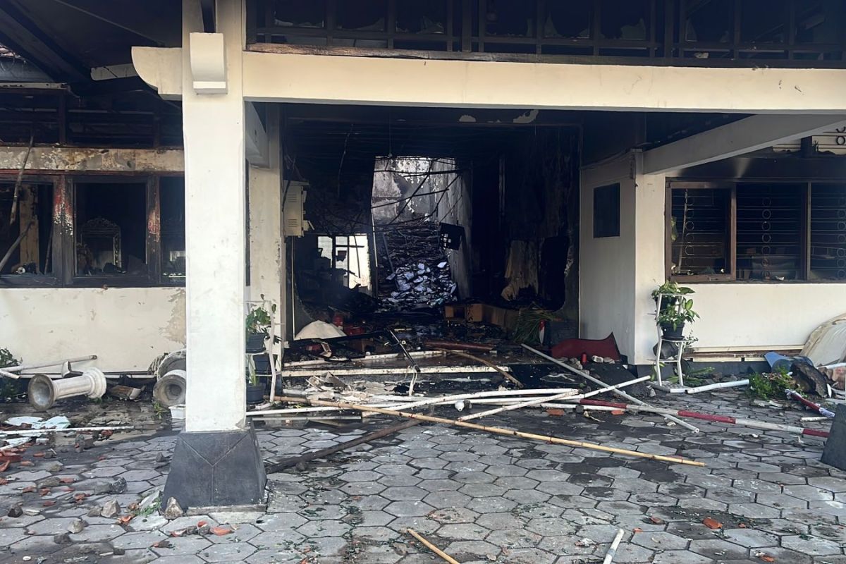 Ruang Sekwan DPRD Surakarta dibakar massa pada dini hari