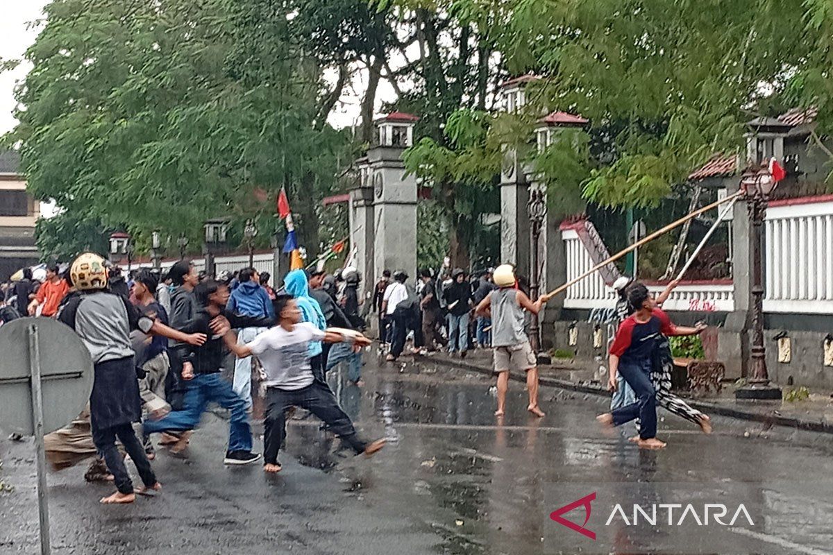 Warga sesalkan aksi unjuk rasa di Purwokerto berlangsung anarkis