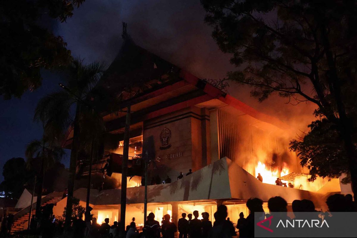 Aksi 29 Agustus, pengunjuk rasa bakar gedung DPRD Sulsel