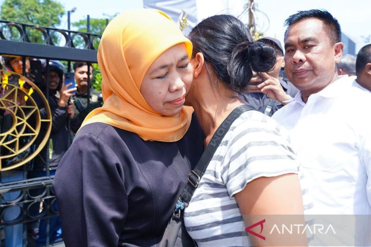 Khofifah dengarkan aspirasi masyarakat dengan ajak masuk Grahadi