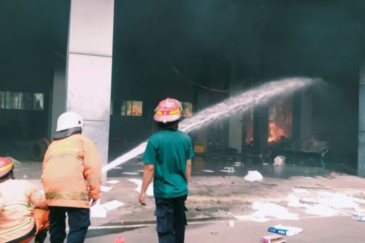 Damkar cari jalan lain untuk padamkan api di Gedung DPRD NTB