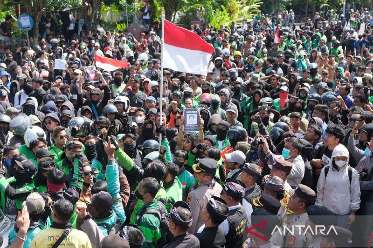 Delapan polisi dan 2 warga sipil terluka saat demonstrasi di Denpasar