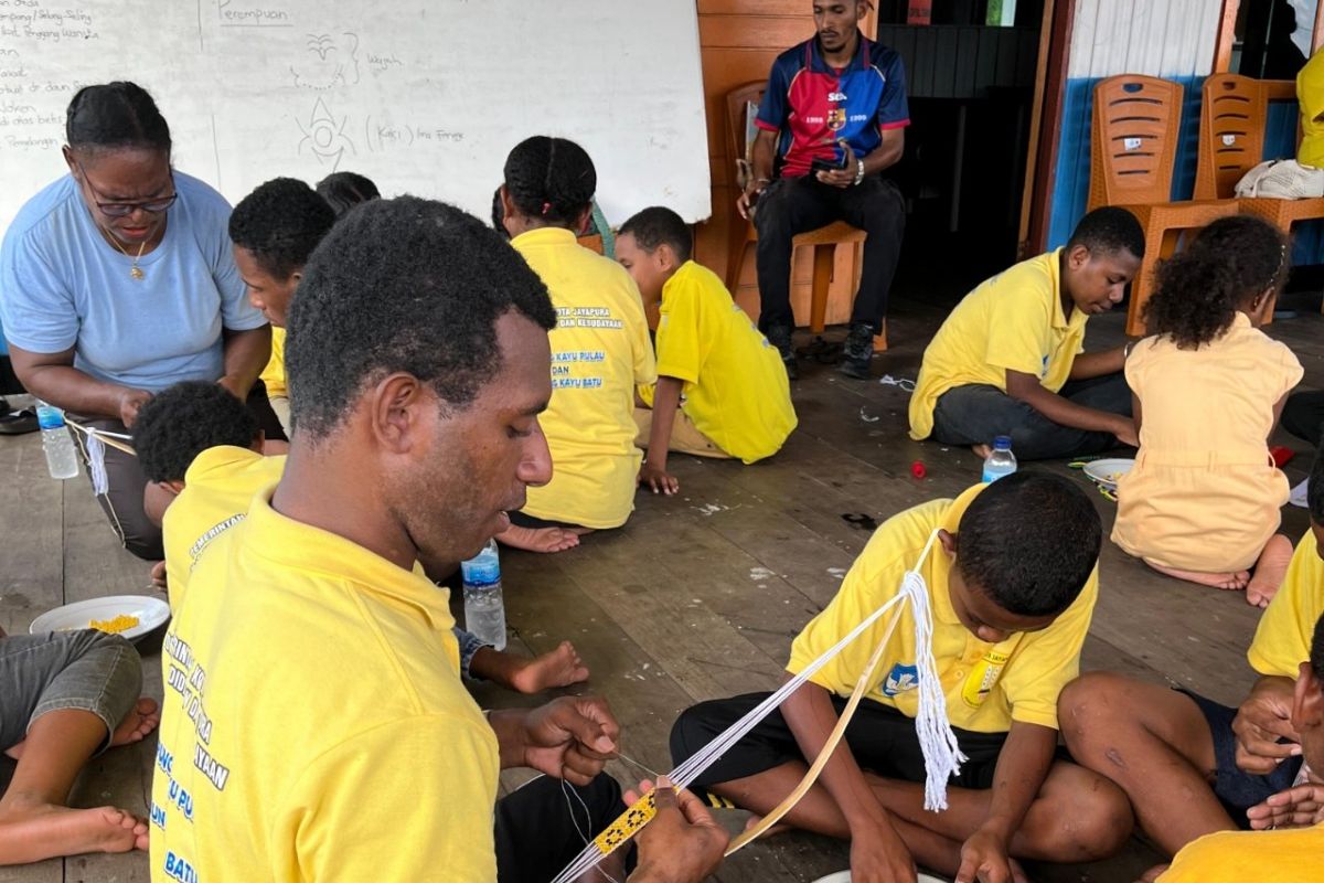 Menguatkan nilai-nilai kearifan lokal melalui sekolah kampung di Papua