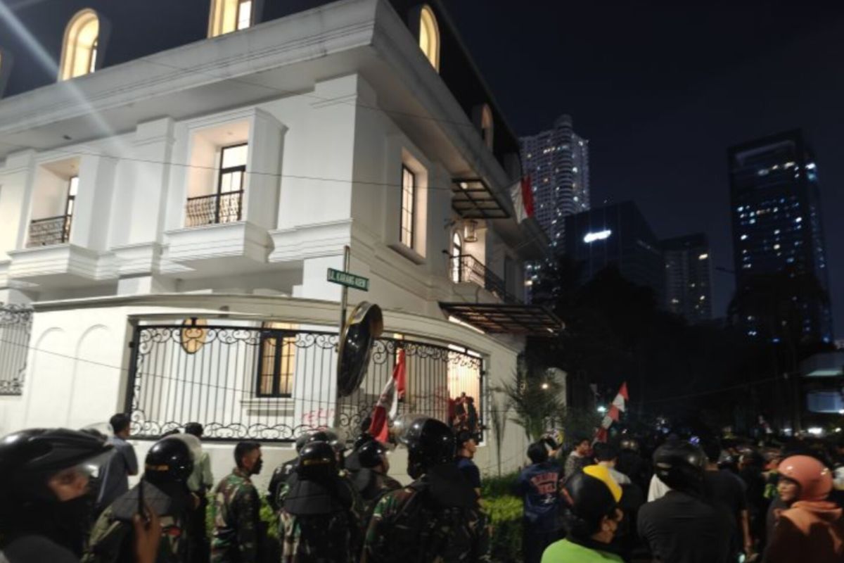 Indonesian govt secures Eko Patrio's house after mob looting
