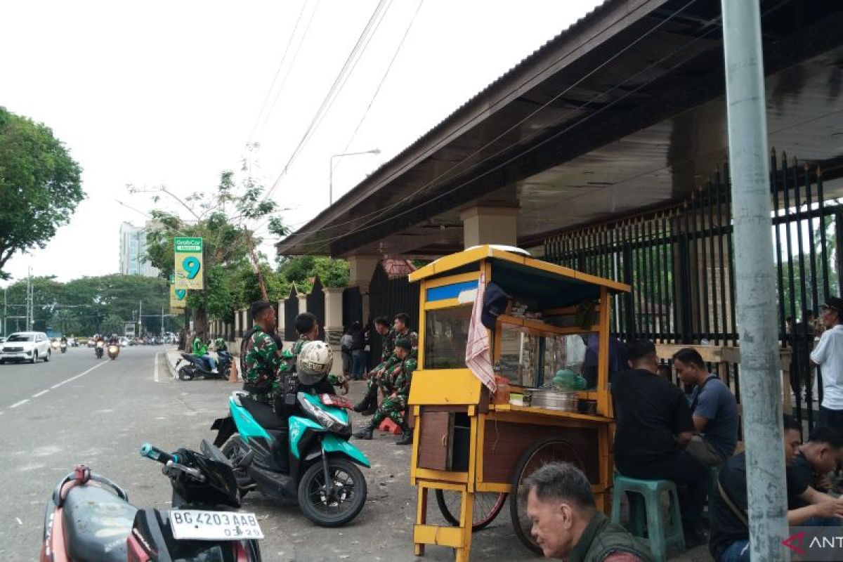 Personel TNI siaga depan Gedung DPRD Sumsel di Palembang jelang demo