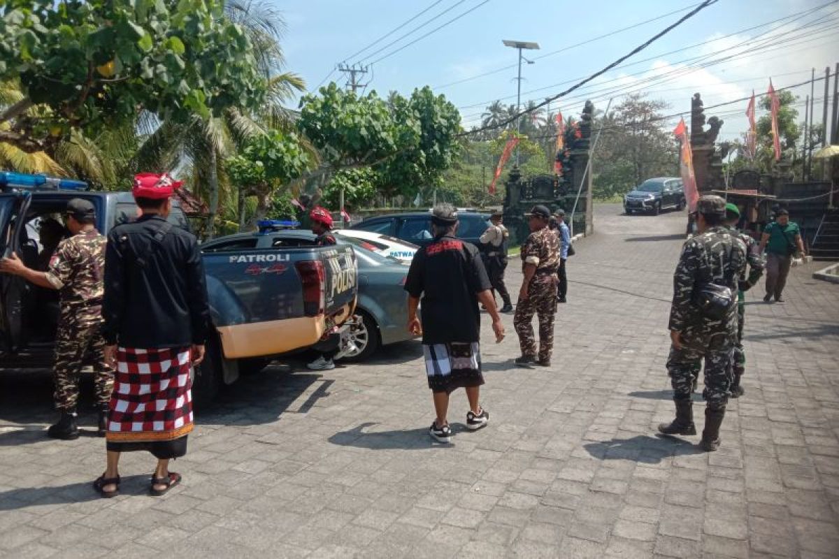 Polri-TNI di Jembrana-Bali patroli bersama pecalang dan Banser