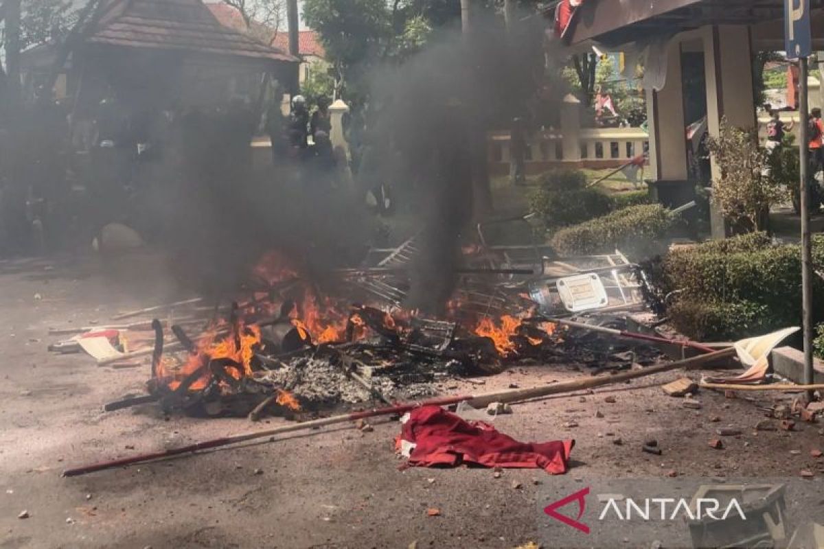 Motor satpam hangus terbakar dalam kerusuhan di Gedung DPRD Cirebon