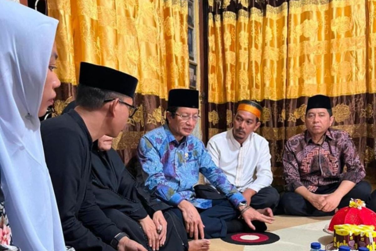 Makassar protest tragedy: minister consoles family of fire victim