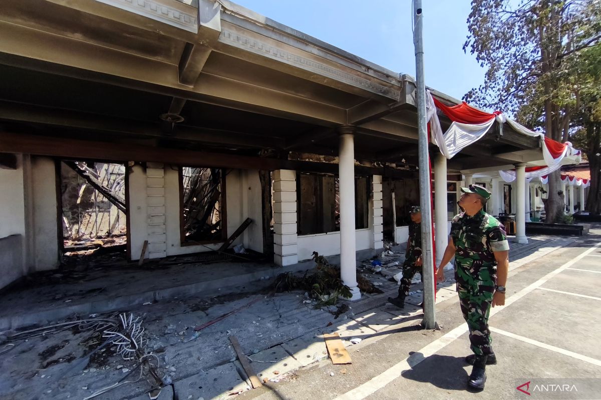 TNI top brass expresses concern over Surabaya's Grahadi building fire