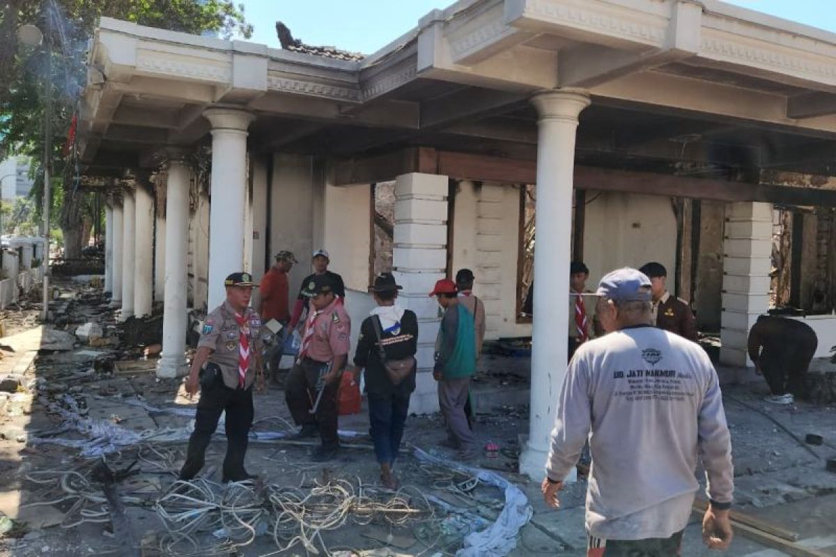 Pramuka Jatim gotong royong bersihkan Grahadi pascaterbakar