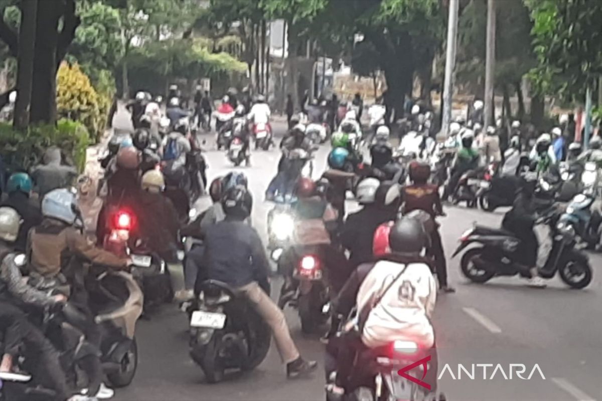 Kronologi driver Shopeefood jadi korban penusukan OTK di tengah demo di Bandung