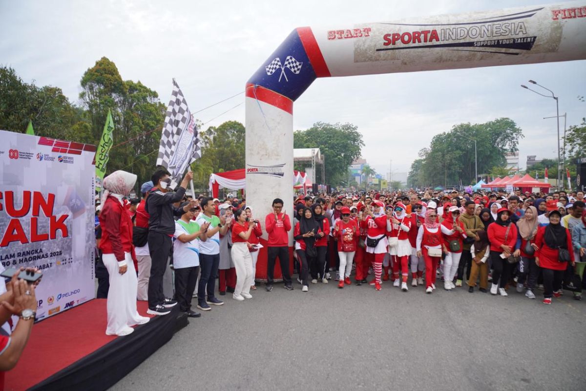 Ribuan warga ikut meriahkan Fun Walk HUT ke-80 RI dan Haornas di Pontianak