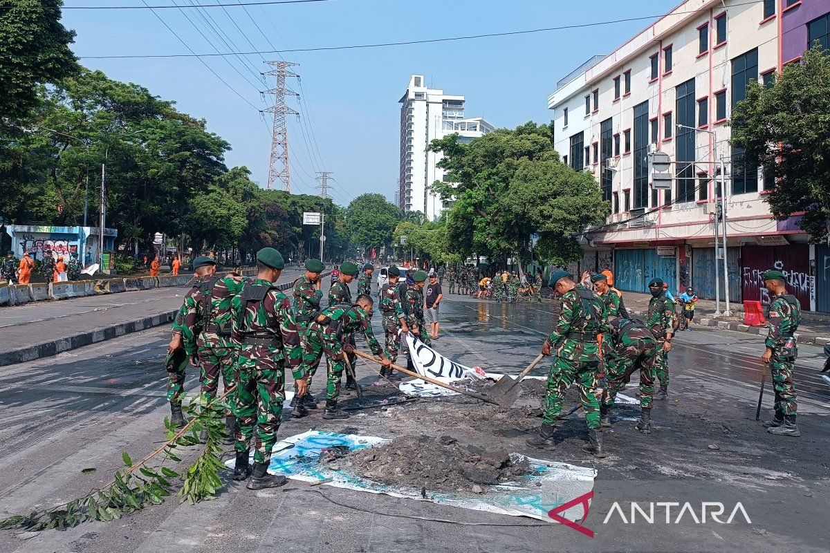 Petugas bersama TNI mulai bersih-bersih di kawasan Mako Brimob Kwitang