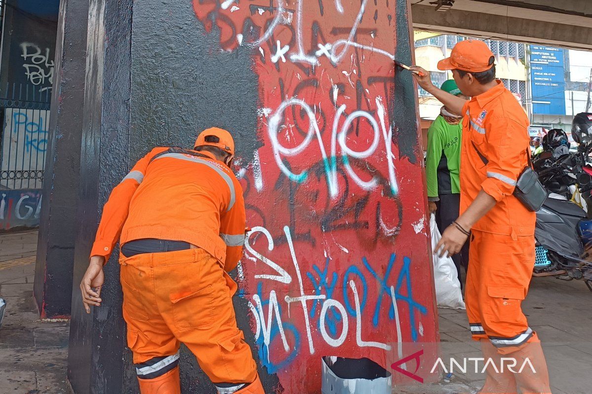Jakarta crews, military clear streets after Brimob protest riots