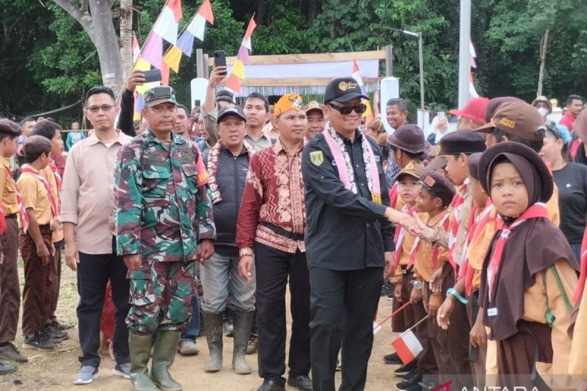 Bupati Tabalong janjikan perbaikan jalan Desa Dambung Raya