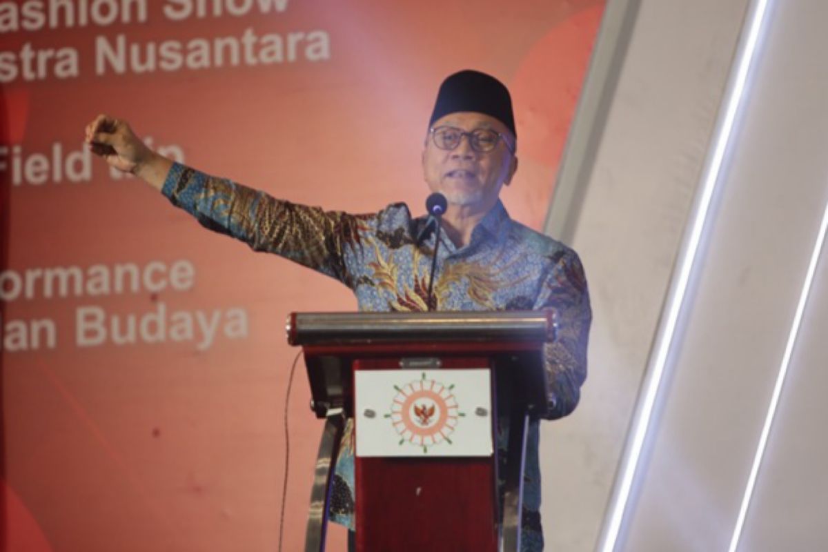 Minister praises district govts for empowering people, boosting trade