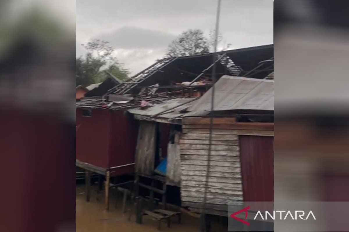 Puluhan rumah warga hancur usai dihantam angin puting beliung di Kapuas
