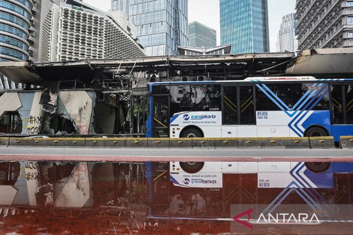Transjakarta mulai buka layanan secara bertahap