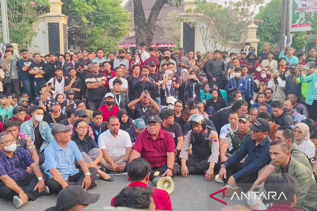 Pimpinan DPRD Kota Surakarta temui mahasiswa pengunjuk rasa