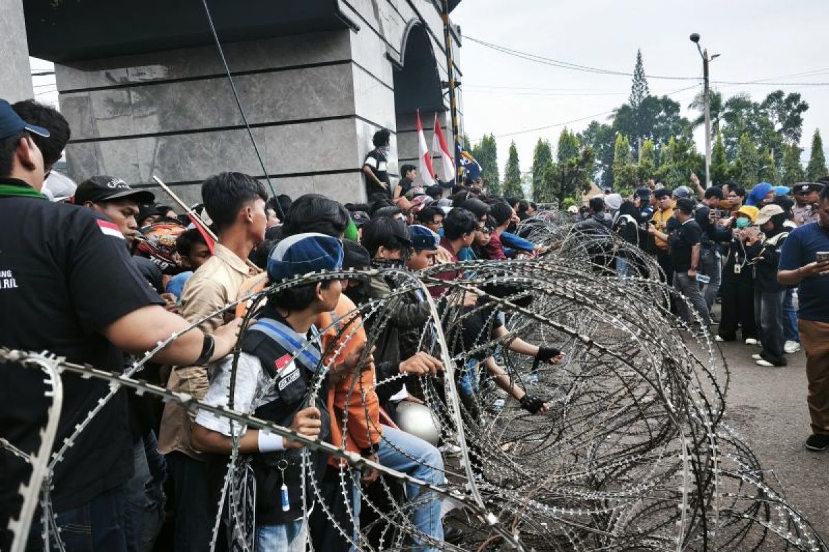 Mahasiswa Lampung ajukan 13 tuntutan pada aksi di DPRD Lampung