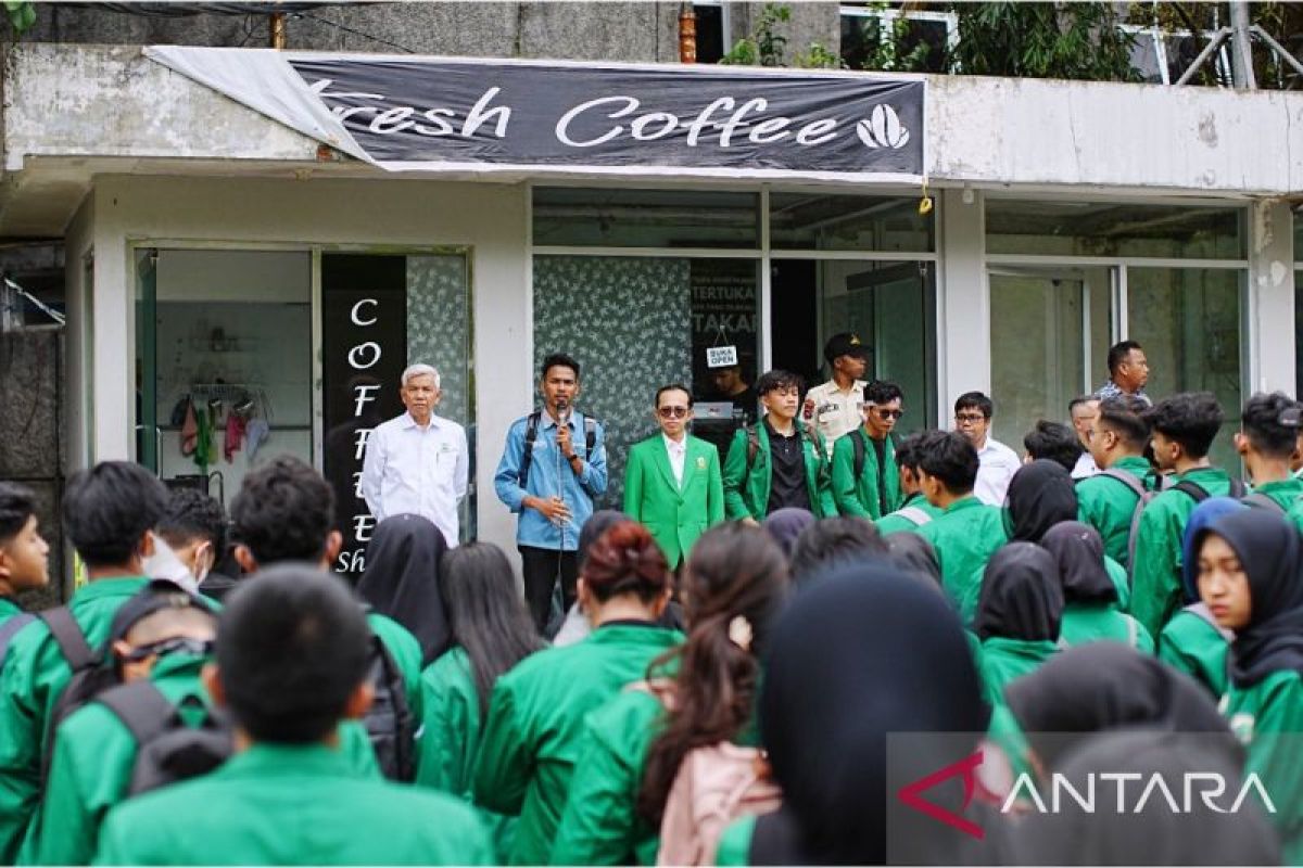Rektor Unand lepas mahasiswa yang lakukan aksi damai ke DPRD Sumbar