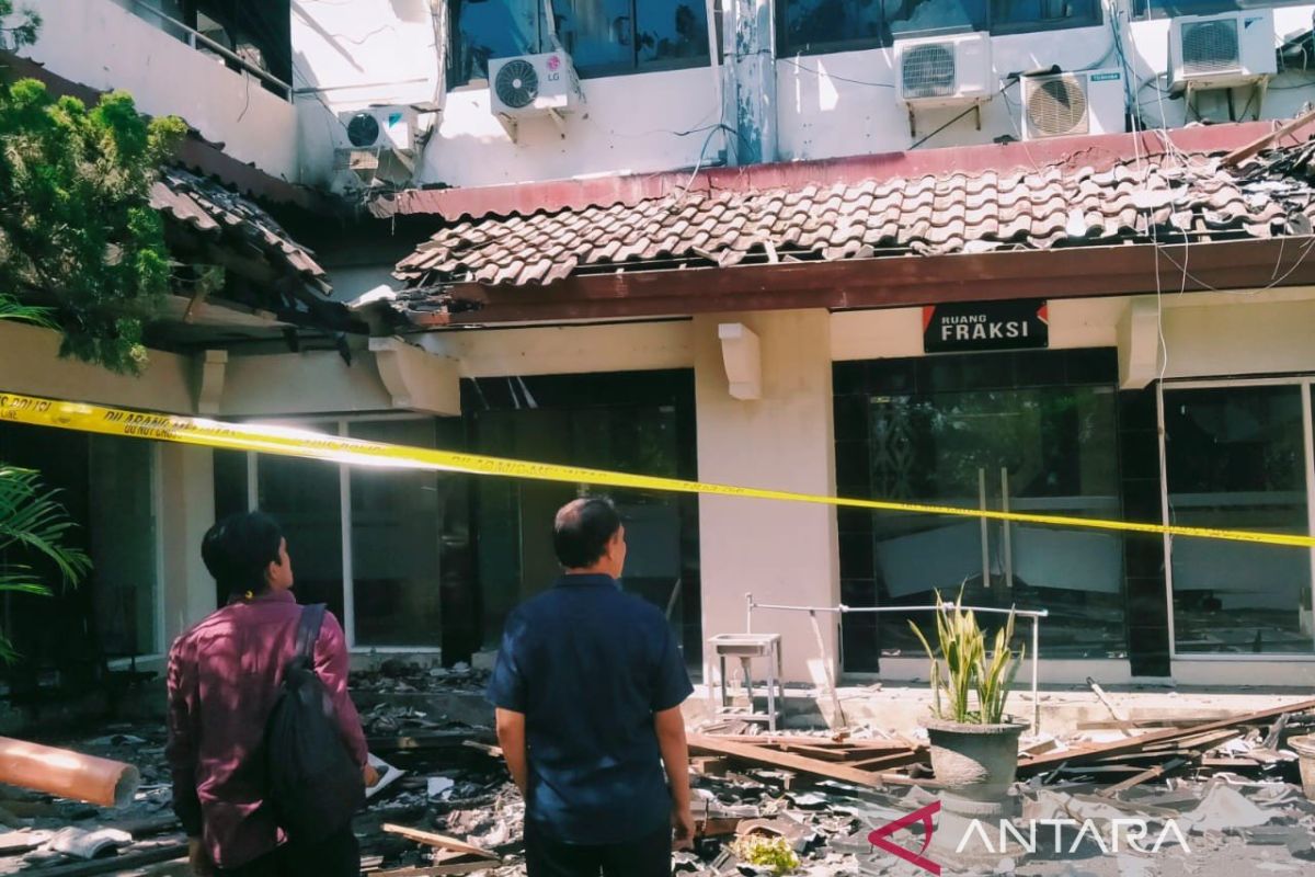 Kondisi Gedung DPRD NTB alami kerusakan parah pasca-dibakar massa