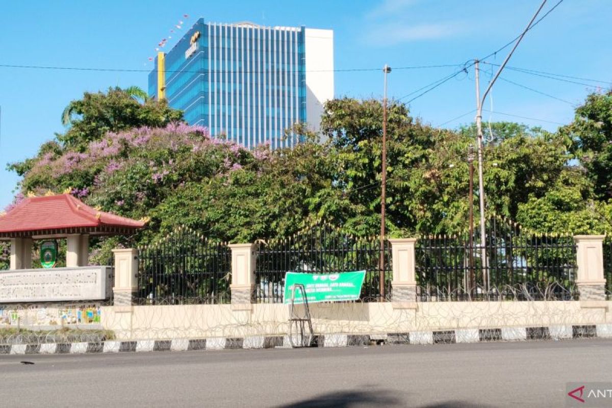 Jelang unjuk rasa, Gedung DPRD Sumsel dikelilingi pagar kawat berduri