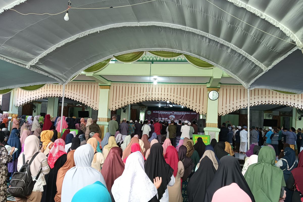 Ratusan orang doa bersama di Masjid Kauman Semarang demi RI damai