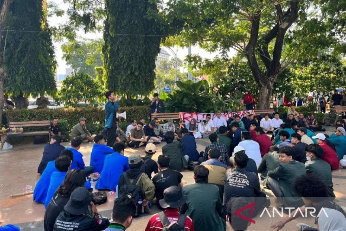 Puluhan mahasiswa berdialog dengan pimpinan DPRD Jateng