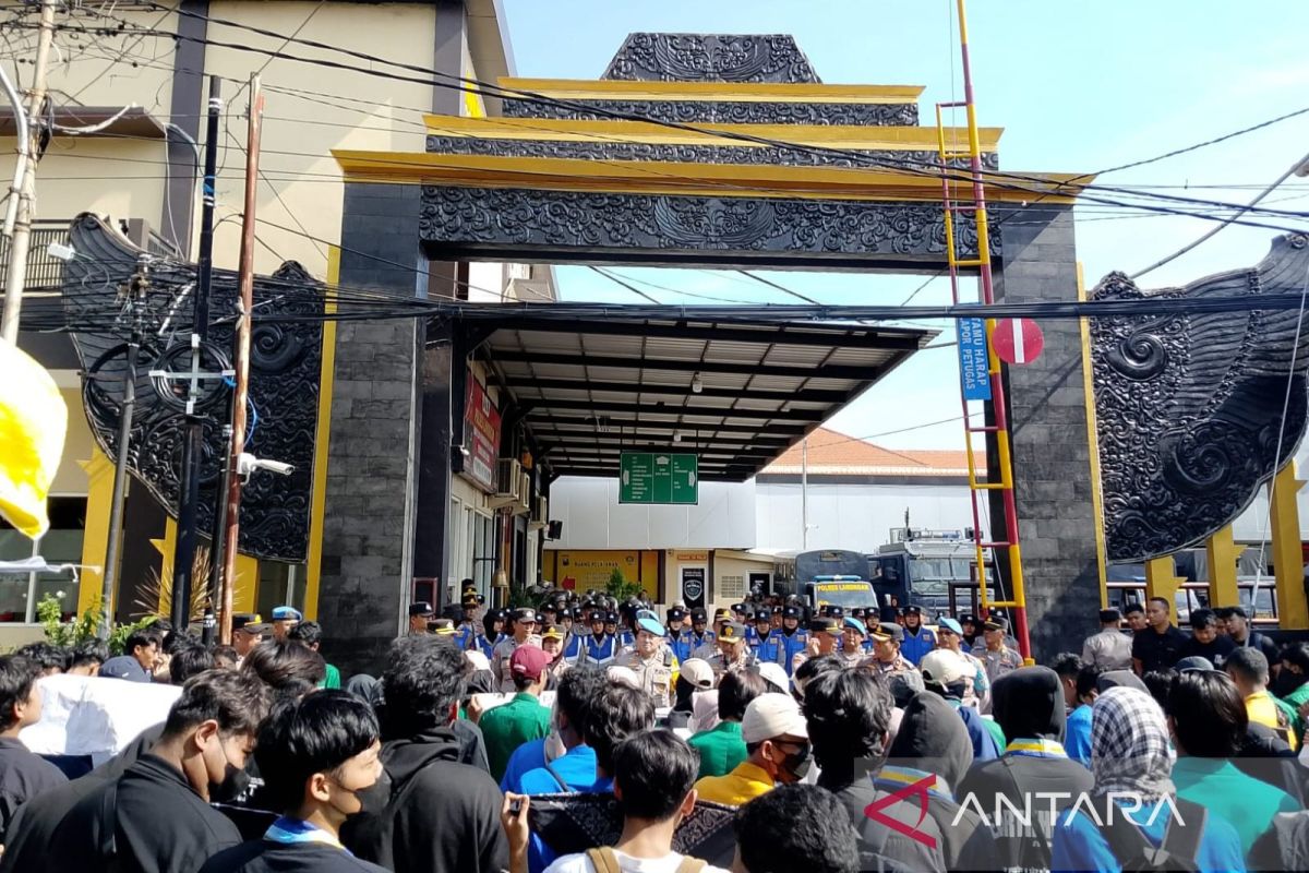 Pengunjuk rasa di Lamongan minta stop kekerasan aparat dan tunjangan DPR