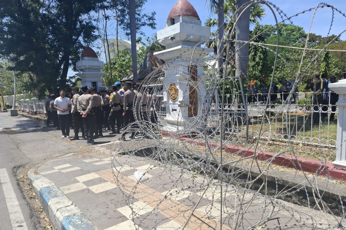 Polisi pasang pagar kawat di depan Kantor DPRD NTT cegah pengunjuk rasa