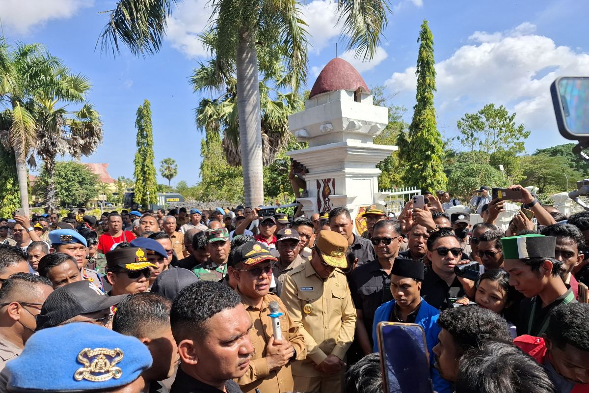 Gubernur NTT dan Forkompimda menemui mahasiswa yang berunjuk rasa