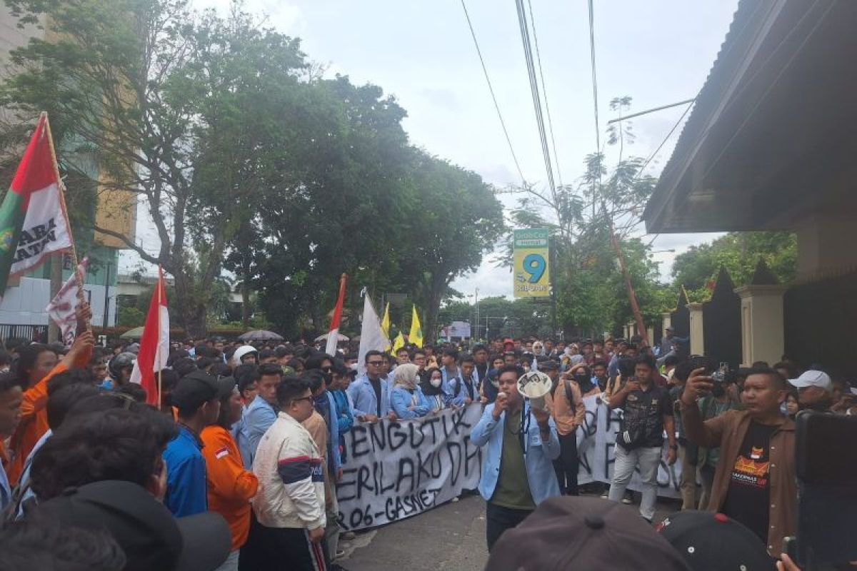 Rombongan mahasiswa aliansi BEM-Sumsel gelar aksi damai di depan Gedung DPRD