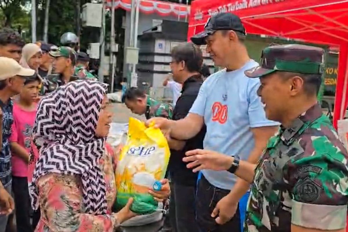 Bulog-TNI salurkan bantuan beras untuk ojol hingga warga di Budaran HI