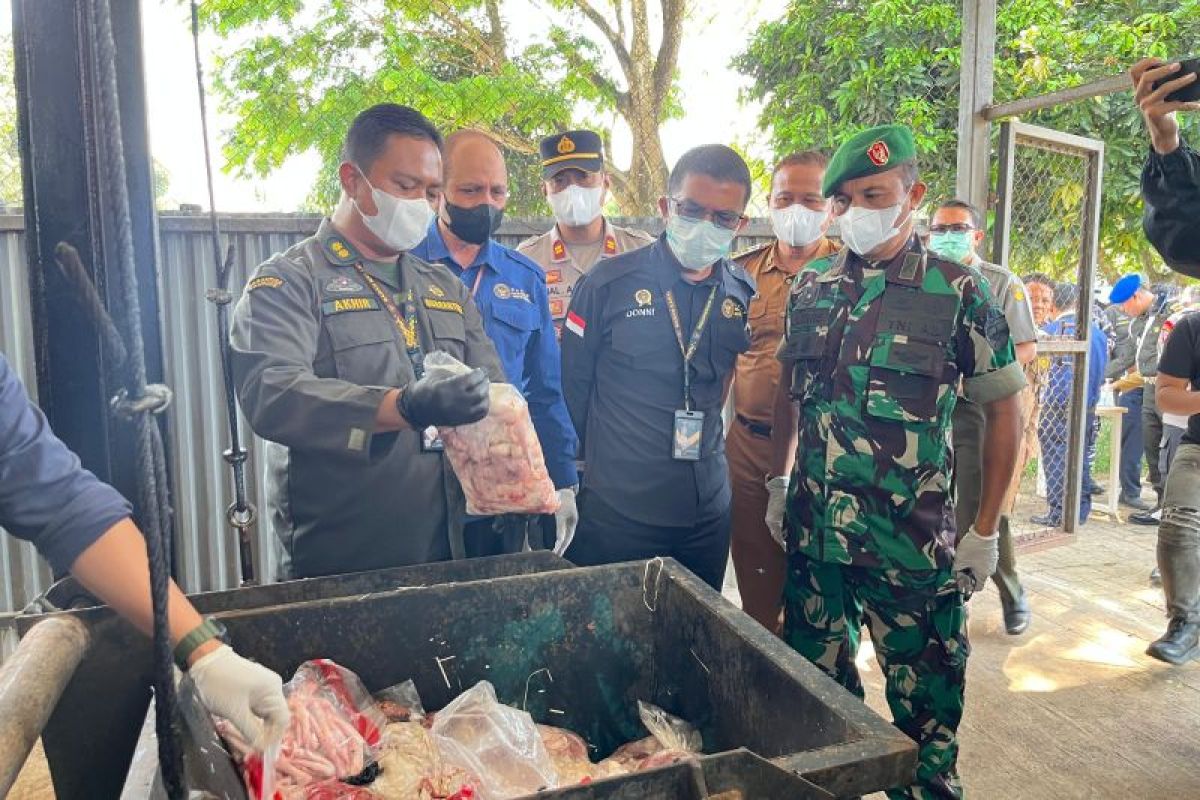 Karantina musnahkan tiga ton daging ayam ilegal di Bakauheni Lampung