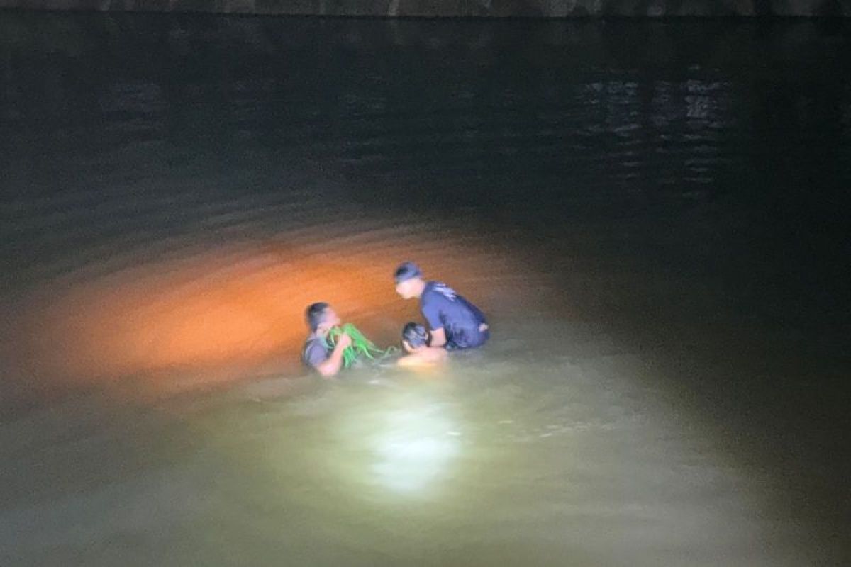 Pickup masuk sungai di Serang satu orang tewas dan 12 selamat