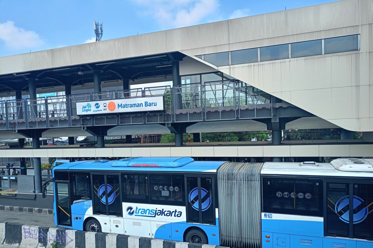Pengguna Transjakarta lega jalanan Jakarta kembali lancar