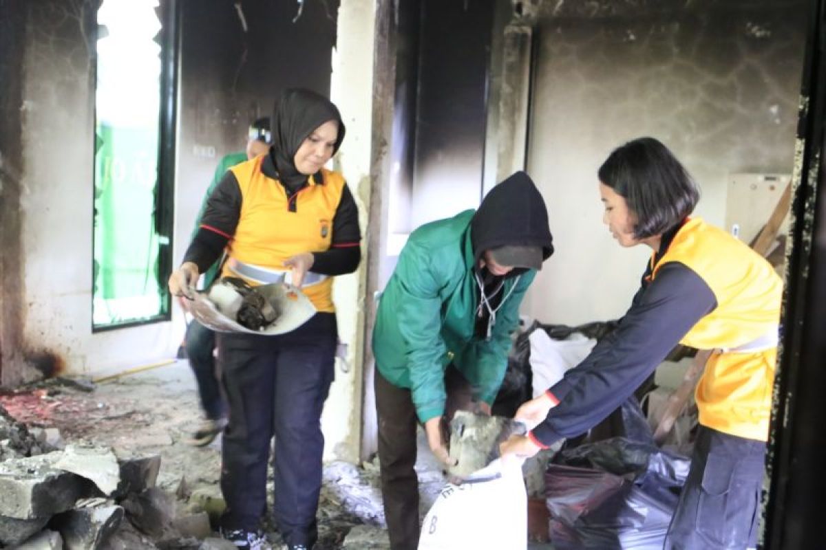 Ditlantas PMJ dan elemen mahasiswa bersihkan pospol rusak imbas aksi