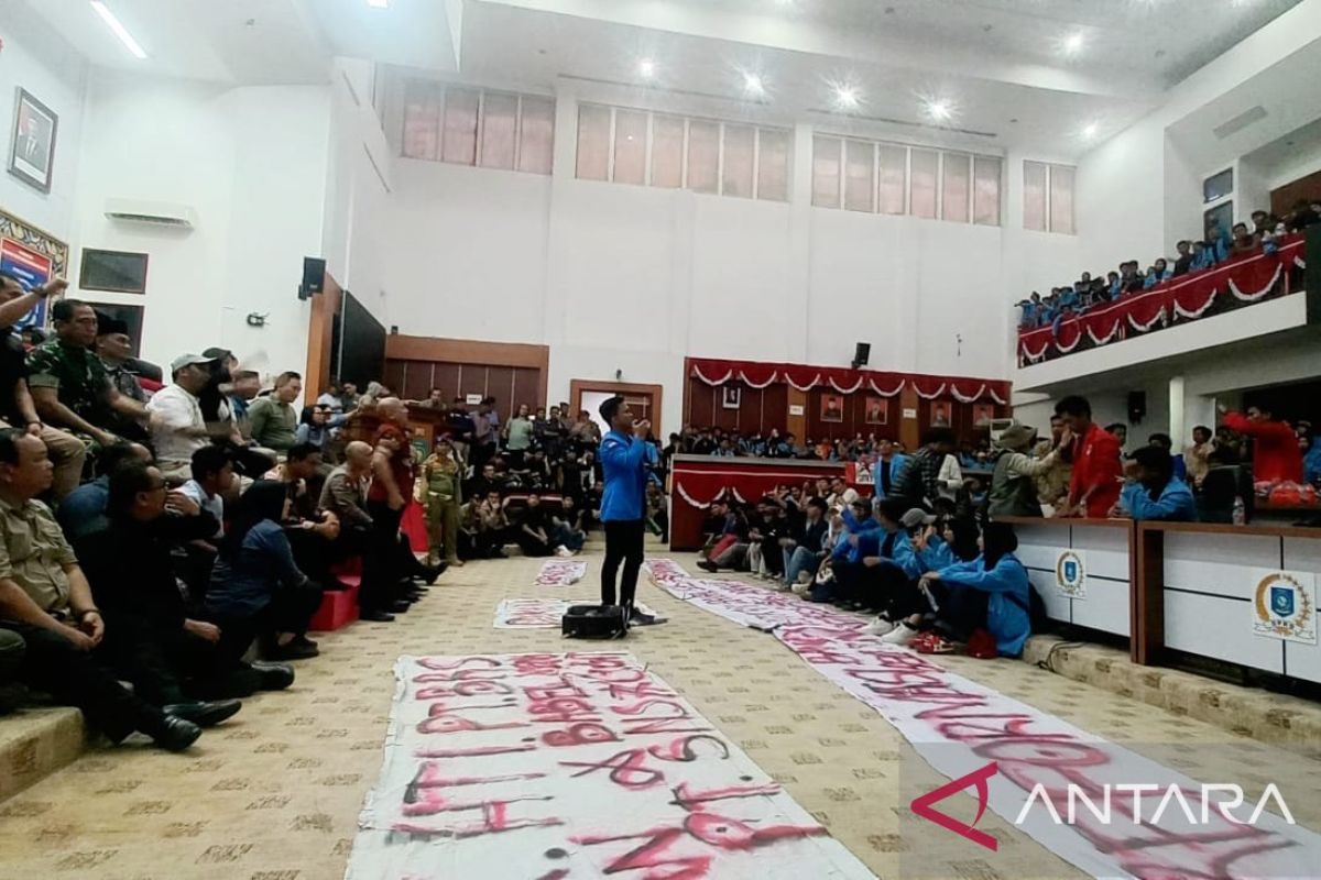 Mahasiswa sampaikan sembilan tuntutan ke DPRD Babel